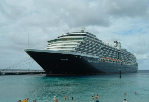 Un buque extraordinario (en la foto en Grand Turk -Caribe-)